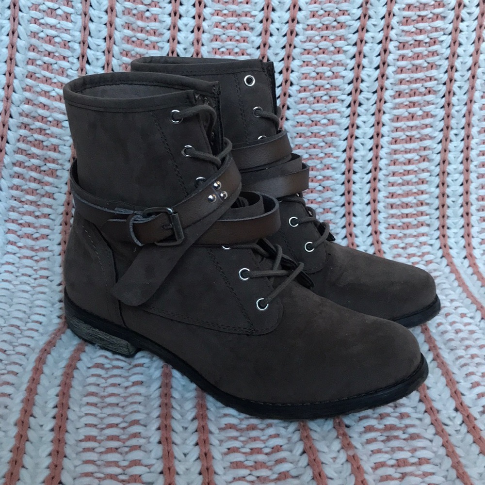 Shoe Dazzle || Taupe Combat Boot